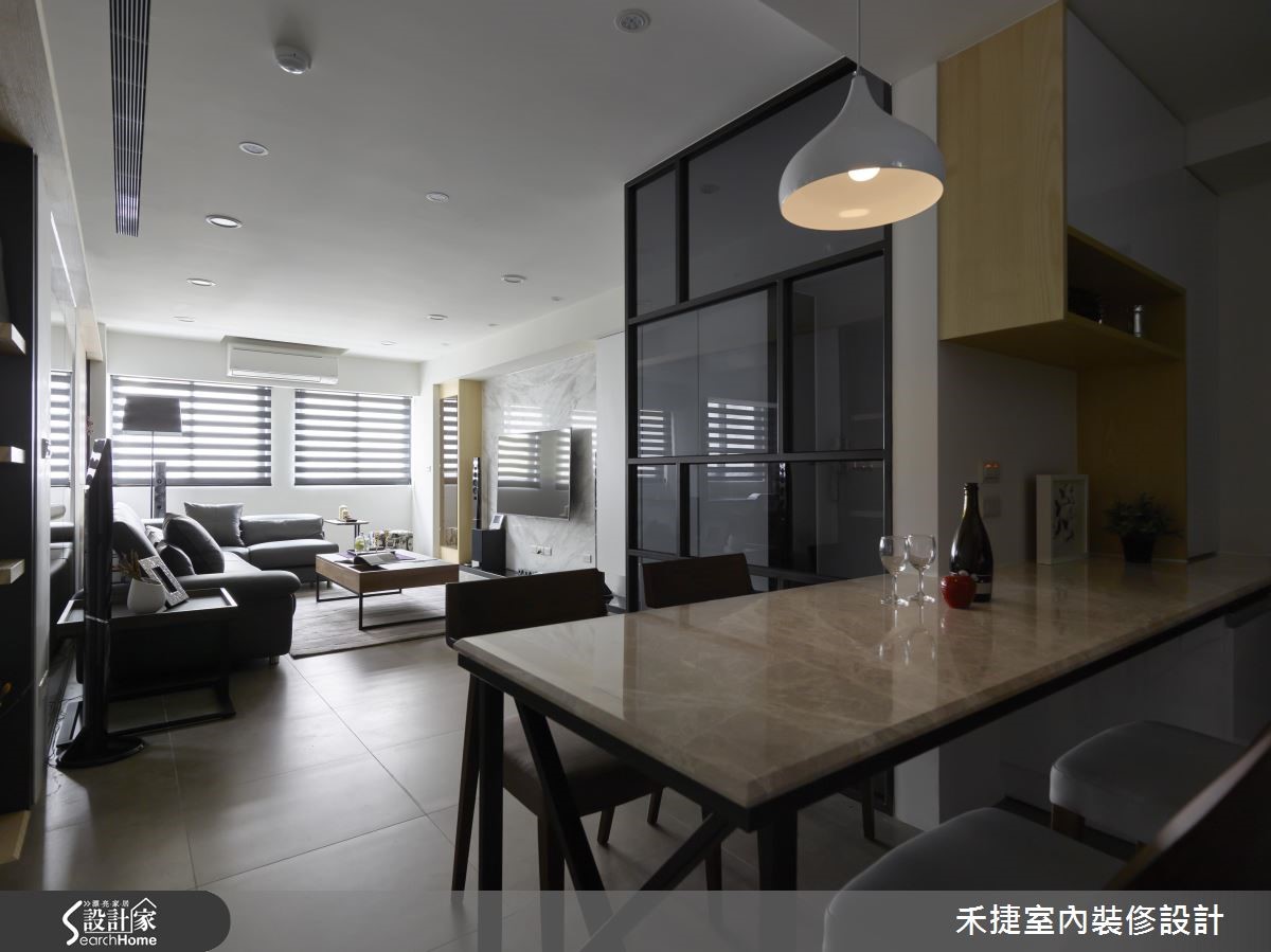 位於都市中心要道的 40 坪老屋前身為辦公室,交通雖然